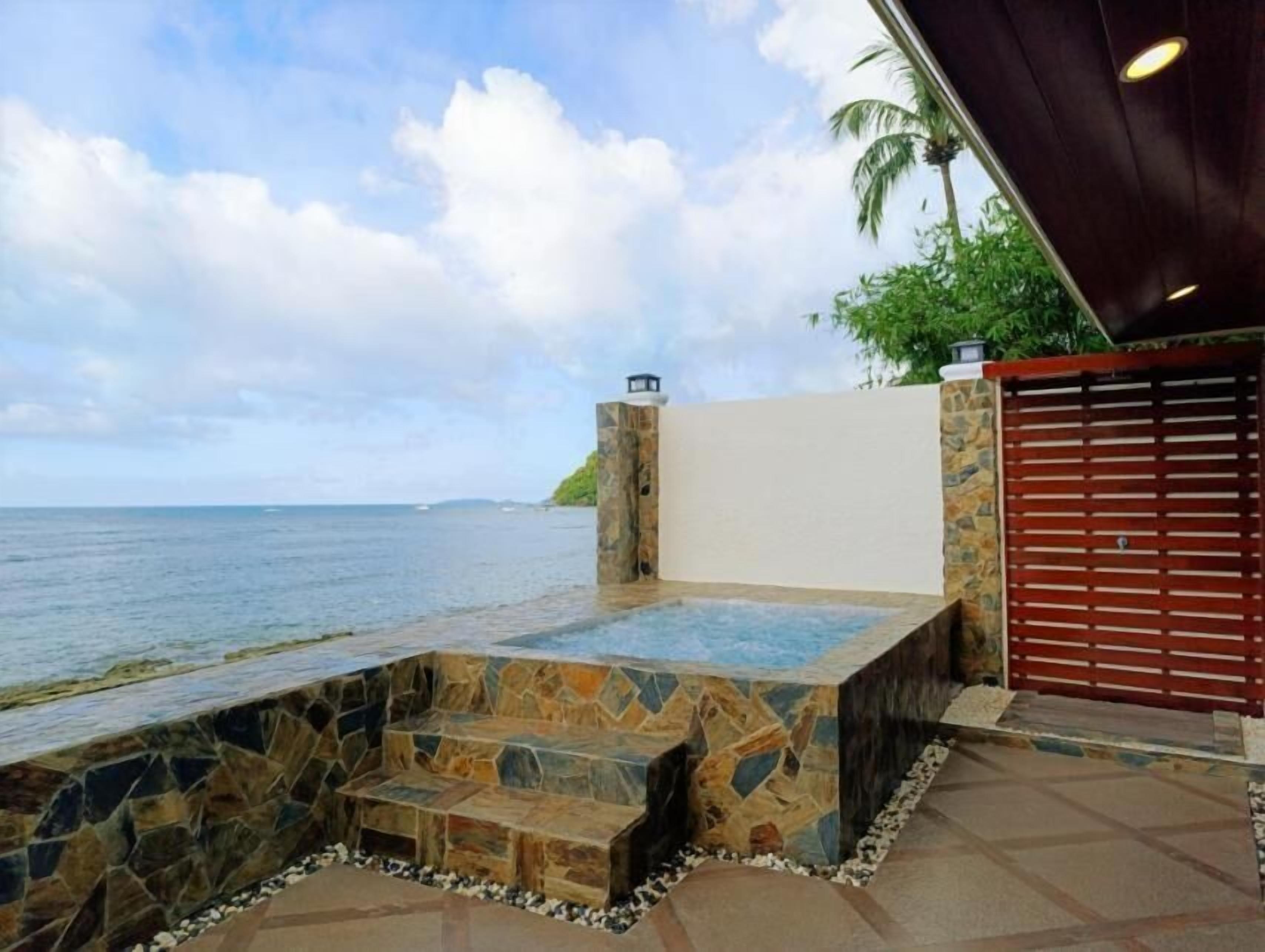 Premier-Bungalow, Terrasse, Meerblick | Pool | Außenpool, Liegestühle