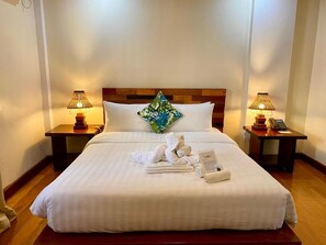 Chambre familiale, vue sur le jardin | Coffre-fort, bureau, rideaux d’obscurcissement, accès au Wi-Fi (inclus)