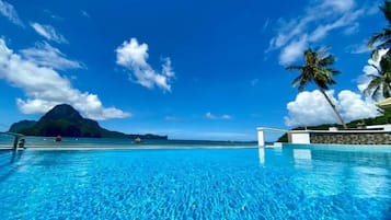 Piscina externa, espreguiçadeiras