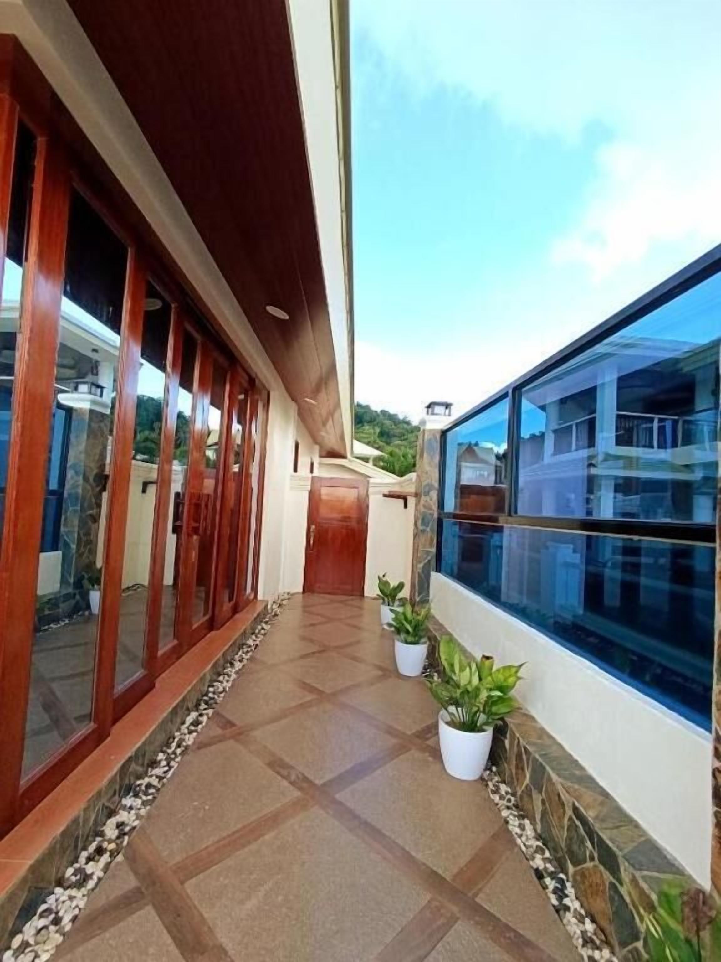 Bangalô premier, varanda, vista para o mar | Detalhe da fachada