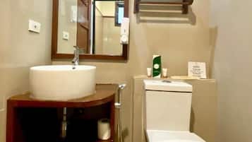 Quarto duplo standard, vista para o jardim | Banheiro | Chuveiro, produtos de toalete grátis, secador de cabelo, chinelos