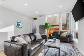 TV - Red Maple Retreat in Leschi (Seattle)