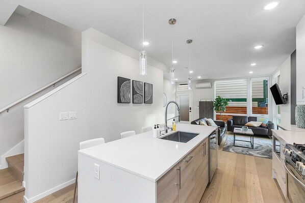 Fridge, microwave, oven, stovetop - Red Maple Retreat in Leschi (Seattle)