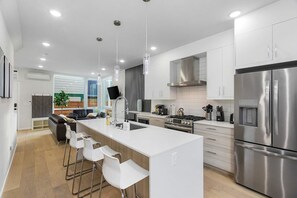 ثلاجة، ميكروو يف، فرن، موقد طهي مسطح