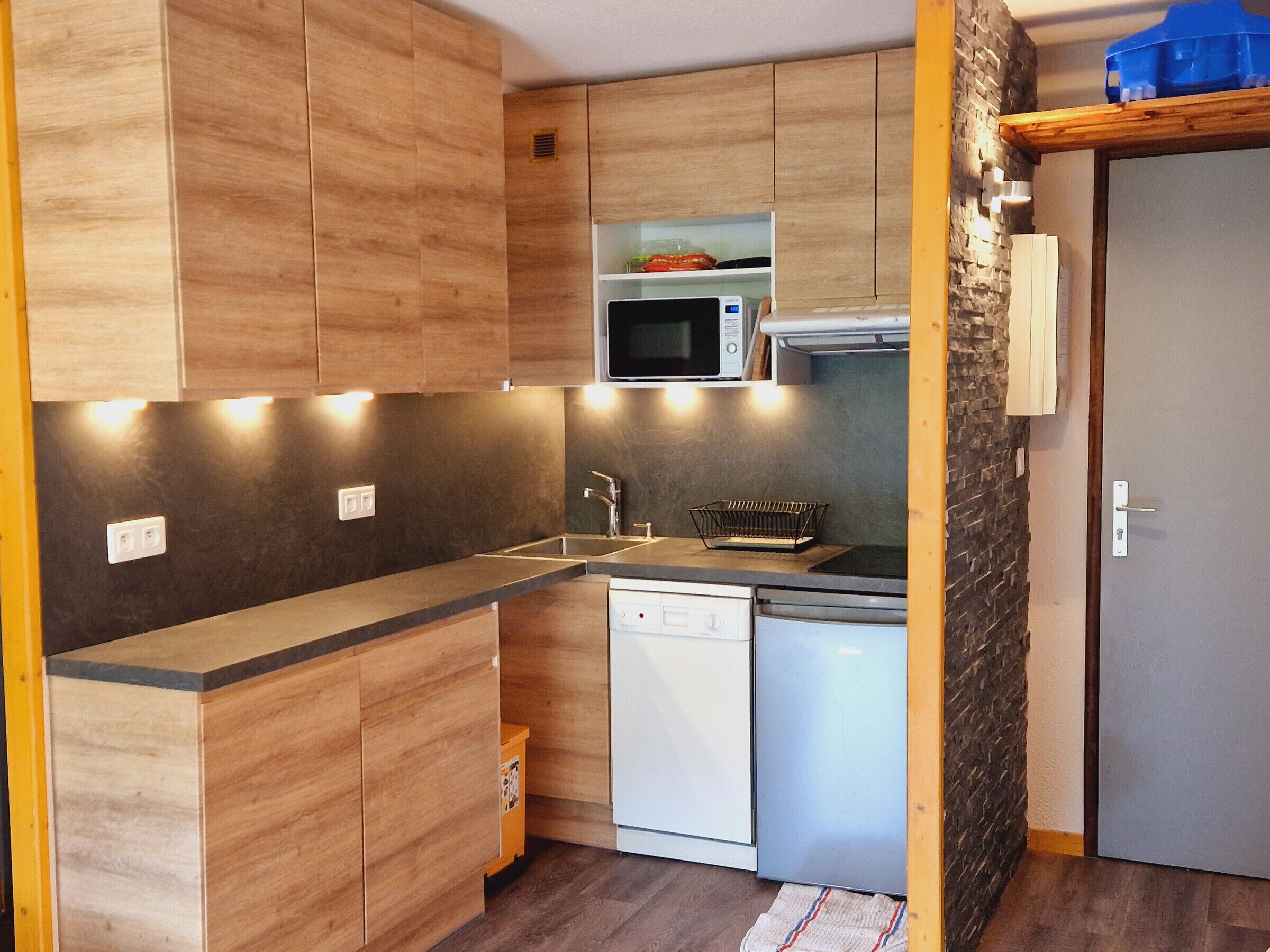 Een koelkast, een microgolfoven, een vaatwasser, een waterkoker