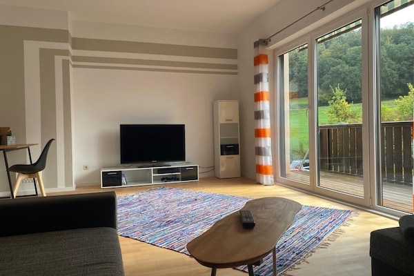 Wohnzimmer mit Blick ins Grüne