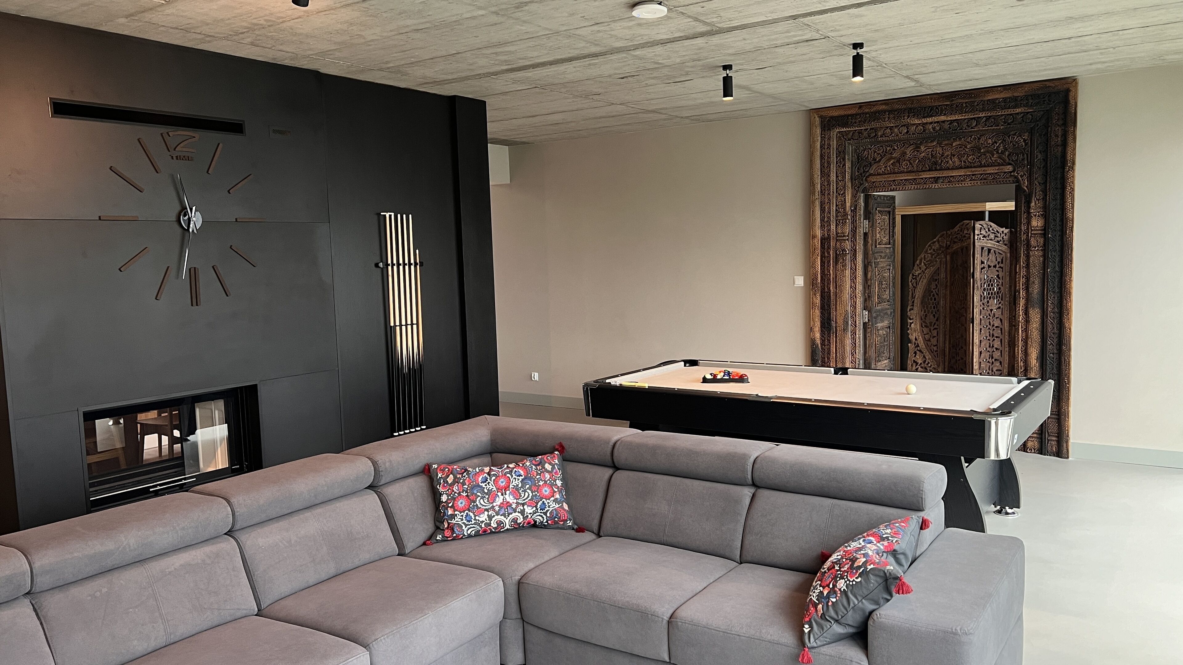 TV connectée, cheminée, baby-foot, table de tennis de table