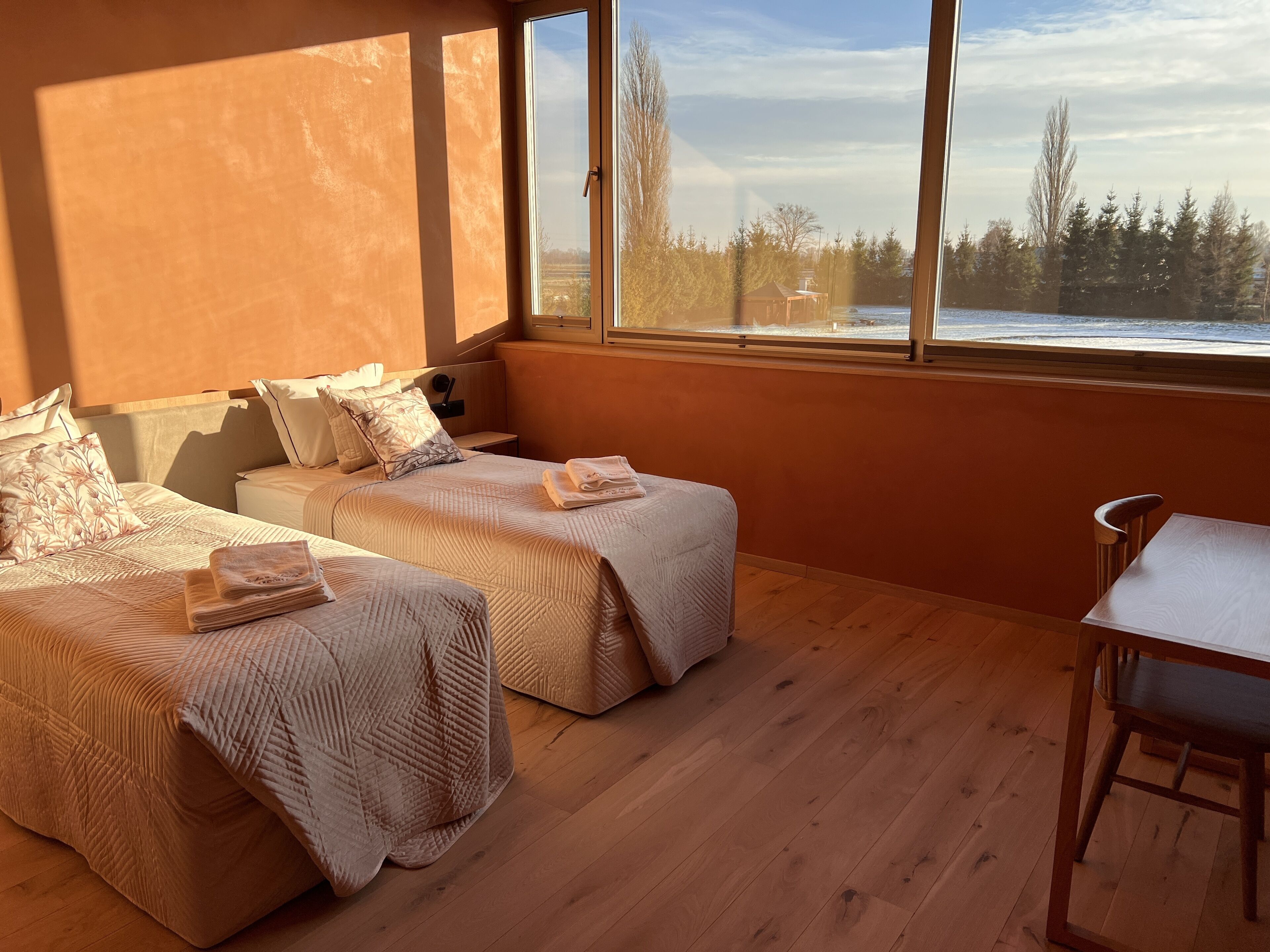 7 Schlafzimmer, Zimmersafe, Schreibtisch, Bügeleisen/Bügelbrett