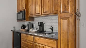 Kühlschrank, Mikrowelle, Wasserkocher mit Kaffee-/Teezubehör, Toaster