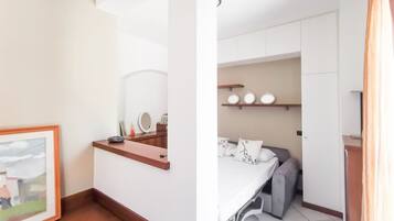Iron/ironing board, internet, bed sheets