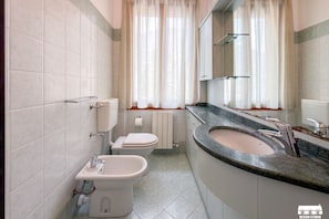 Dusche, Haartrockner, Bidet, Handtücher
