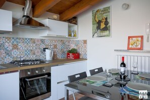 Kylskåp, ugn, spishäll och kaffe- och tebryggare