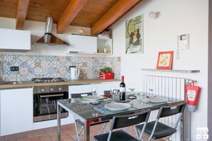 Fridge, oven, stovetop, coffee/tea maker - Mamma Mia by Design Studio (Bellano)