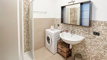 Doccia, asciugacapelli, bidet, asciugamani