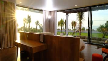 Bộ đồ giường kháng dị ứng, minibar, két bảo mật tại phòng