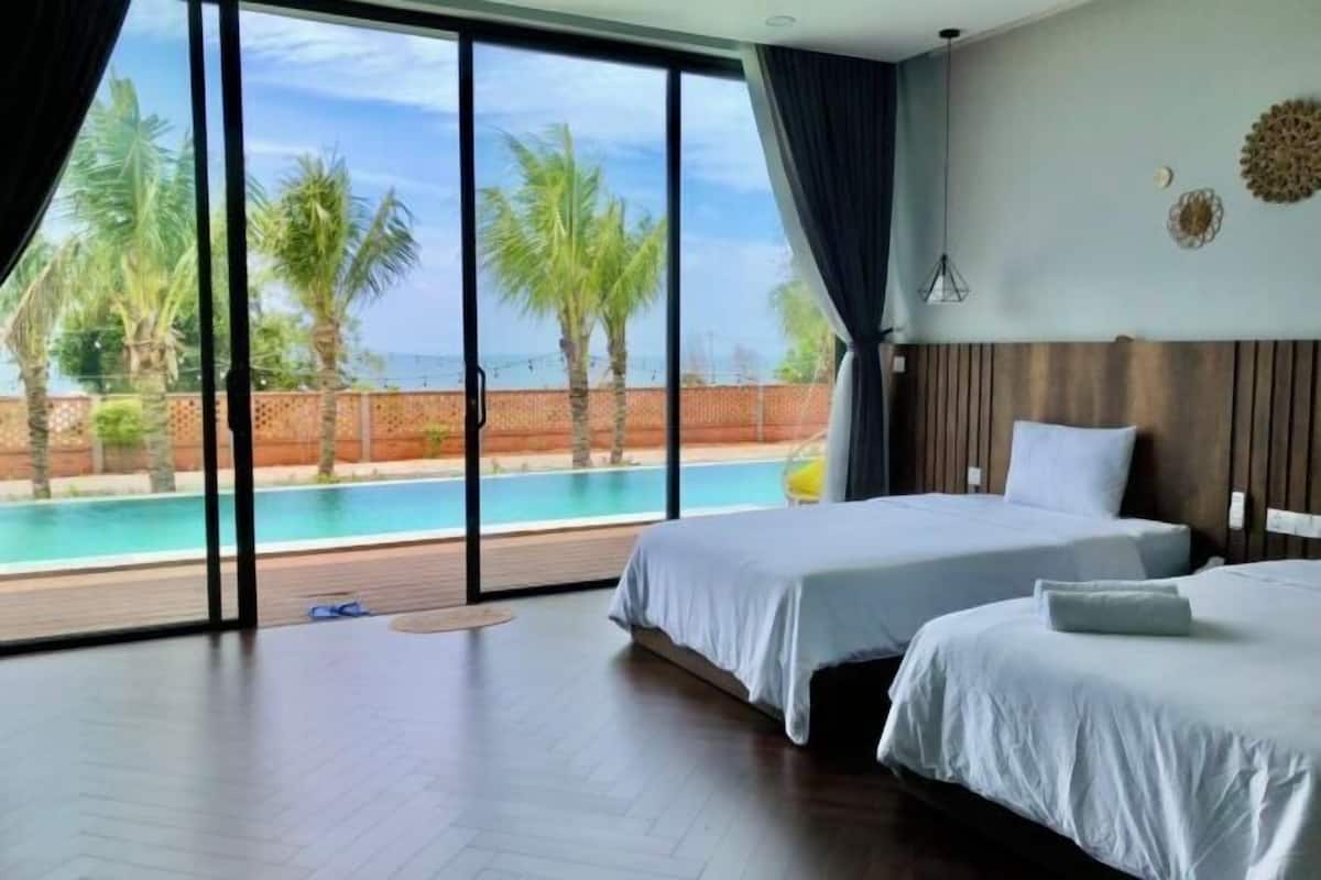 5 bedrooms, hypo-allergenic bedding, minibar, in-room safe