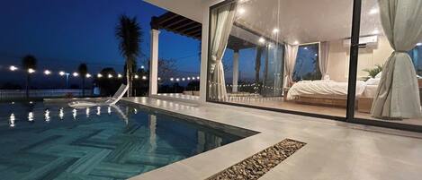 Roupas de cama antialérgicas, frigobar, cofres nos quartos