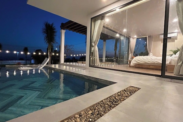 Hypo-allergenic bedding, minibar, in-room safe, individually decorated