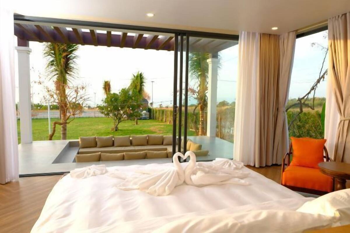 5 bedrooms, hypo-allergenic bedding, minibar, in-room safe