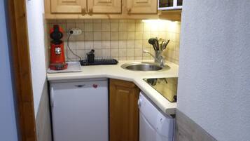 Kühlschrank, Mikrowelle, Herdplatte, Geschirrspüler