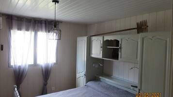 3 slaapkamers, een strijkplank/strijkijzer, wifi