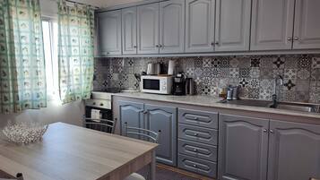 Een koelkast, een magnetron, een oven, een kookplaat