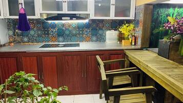 Réfrigérateur, micro-ondes, bouilloire électrique