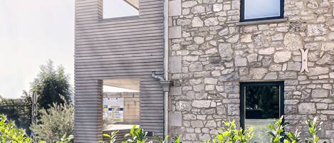 المنطقة المحيطة بالمنشأة