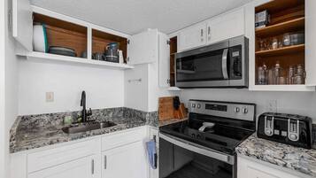 冰箱、微波炉、烤箱、炉灶