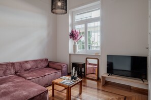 TV - Rouge – A Glamorous Red-Themed Retreat in Athens (Athens)