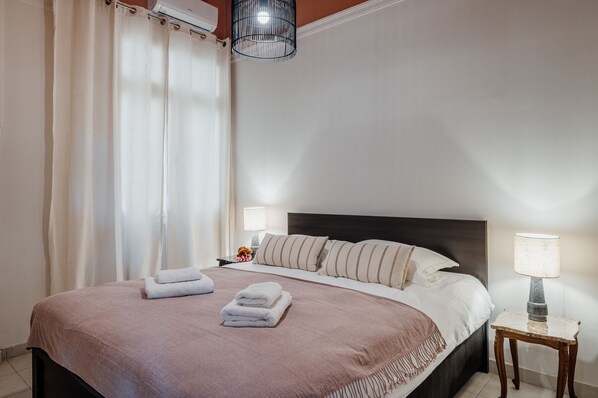 1 bedroom, iron/ironing board, free WiFi, bed sheets - Rouge – A Glamorous Red-Themed Retreat in Athens (Athens)