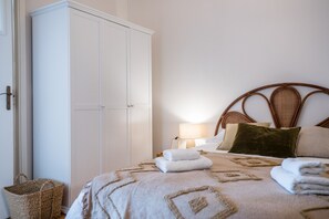 1 habitación, tabla de planchar con plancha, wifi gratis y ropa de cama 