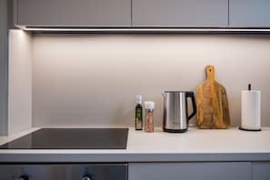 Kühlschrank, Ofen, Geschirrspüler, Wasserkocher mit Kaffee-/Teezubehör