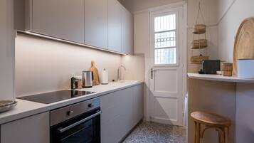 Kühlschrank, Ofen, Geschirrspüler, Wasserkocher mit Kaffee-/Teezubehör