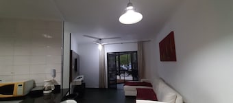 Apartamento com Piscina a uma Quadra da Praia