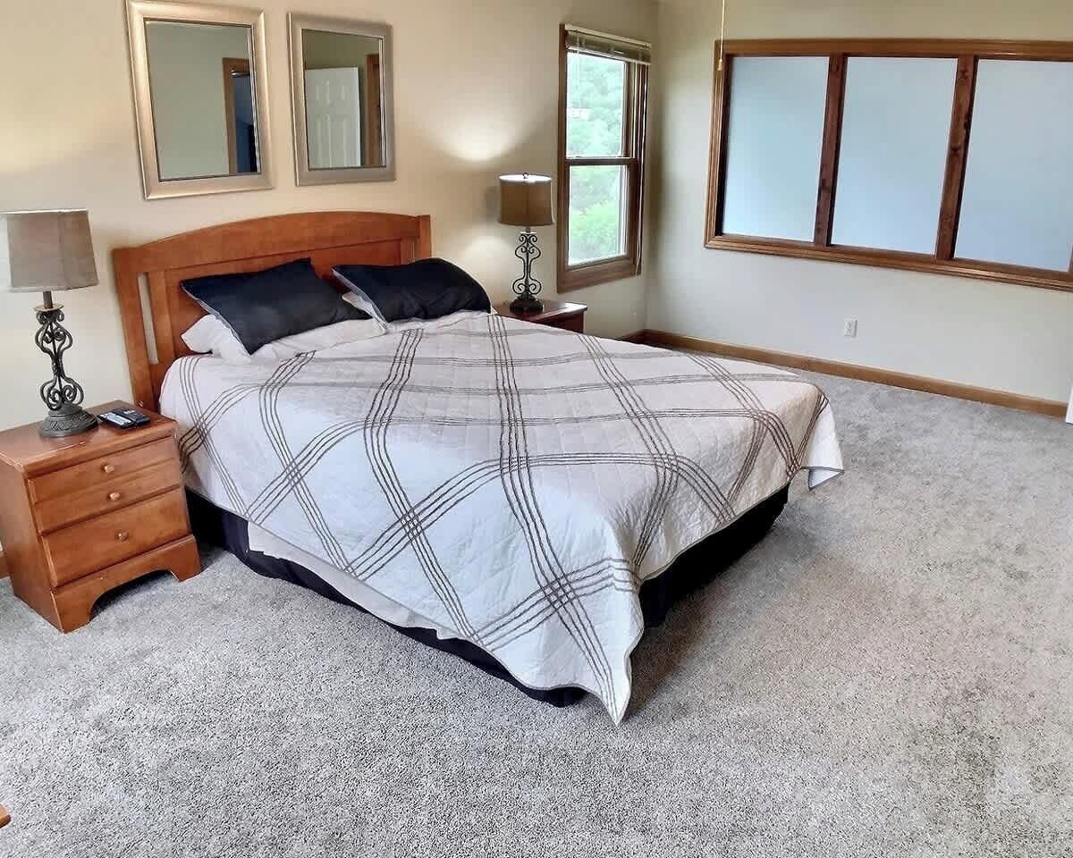 2 bedrooms, desk, WiFi, bed sheets