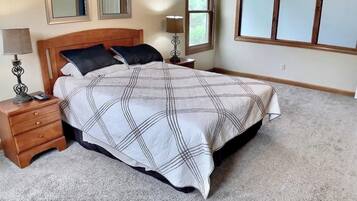 2 bedrooms, desk, WiFi, bed sheets