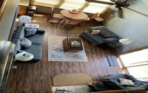 Televisión, chimenea y oficina