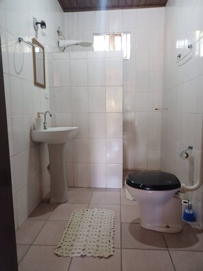 Chuveiro, papel higiênico