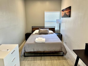 1 Schlafzimmer, Zimmersafe, Schreibtisch, Bügeleisen/Bügelbrett