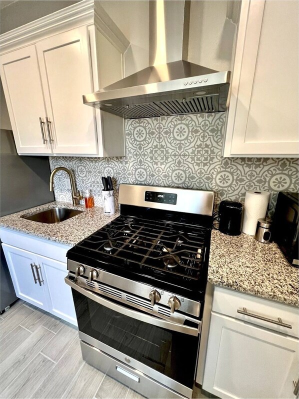 Fridge, microwave, oven, coffee/tea maker