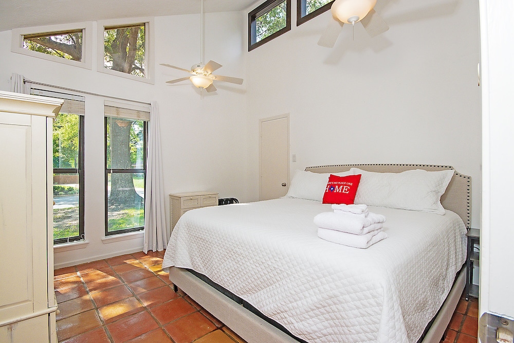 NEW! Regents Park Resort Sparkling Pool, Tennis, Basketball, and Pickleball! Nacogdoches