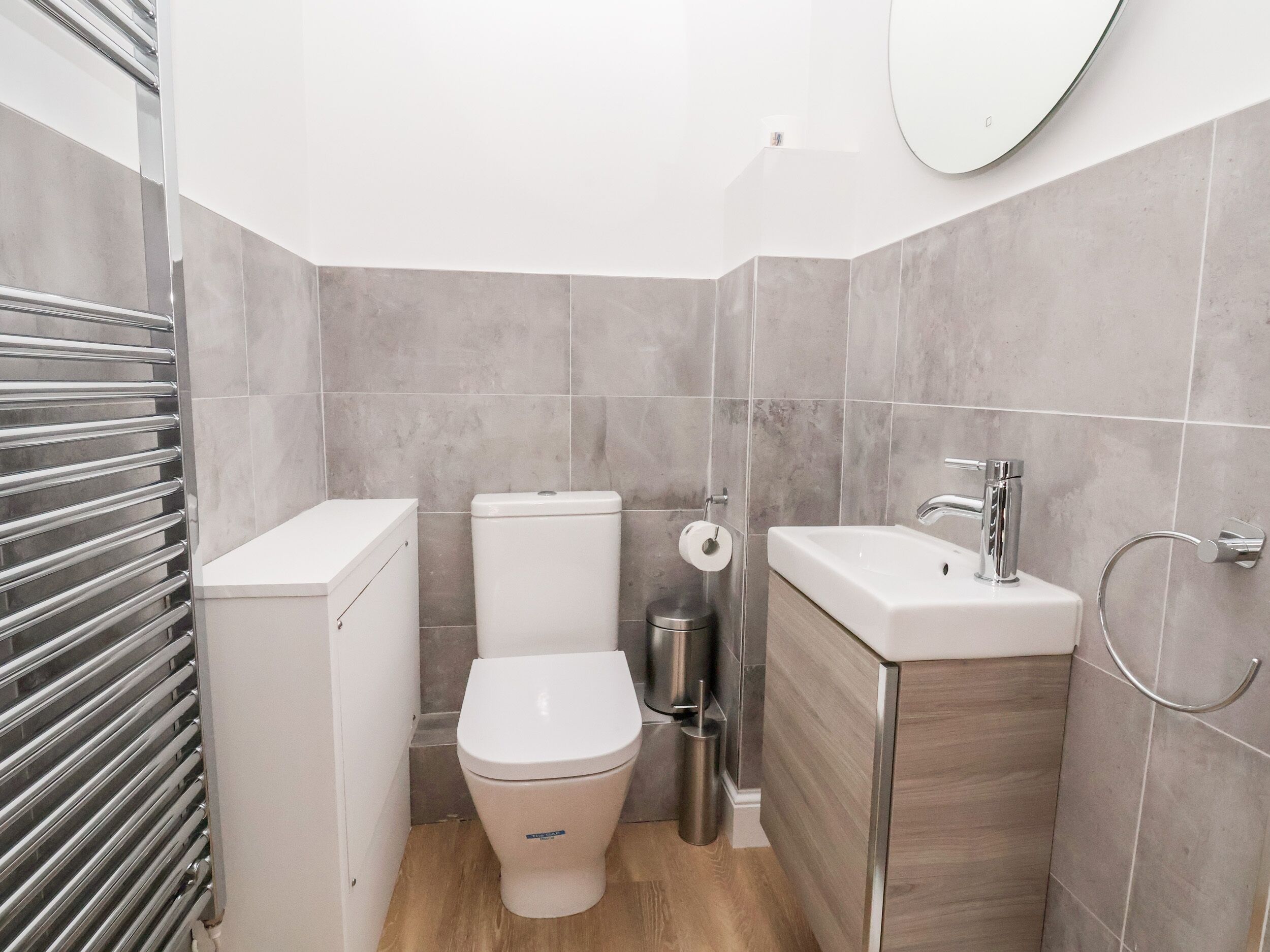Un bagno moderno con servizi igienici, lavandino e specchio.