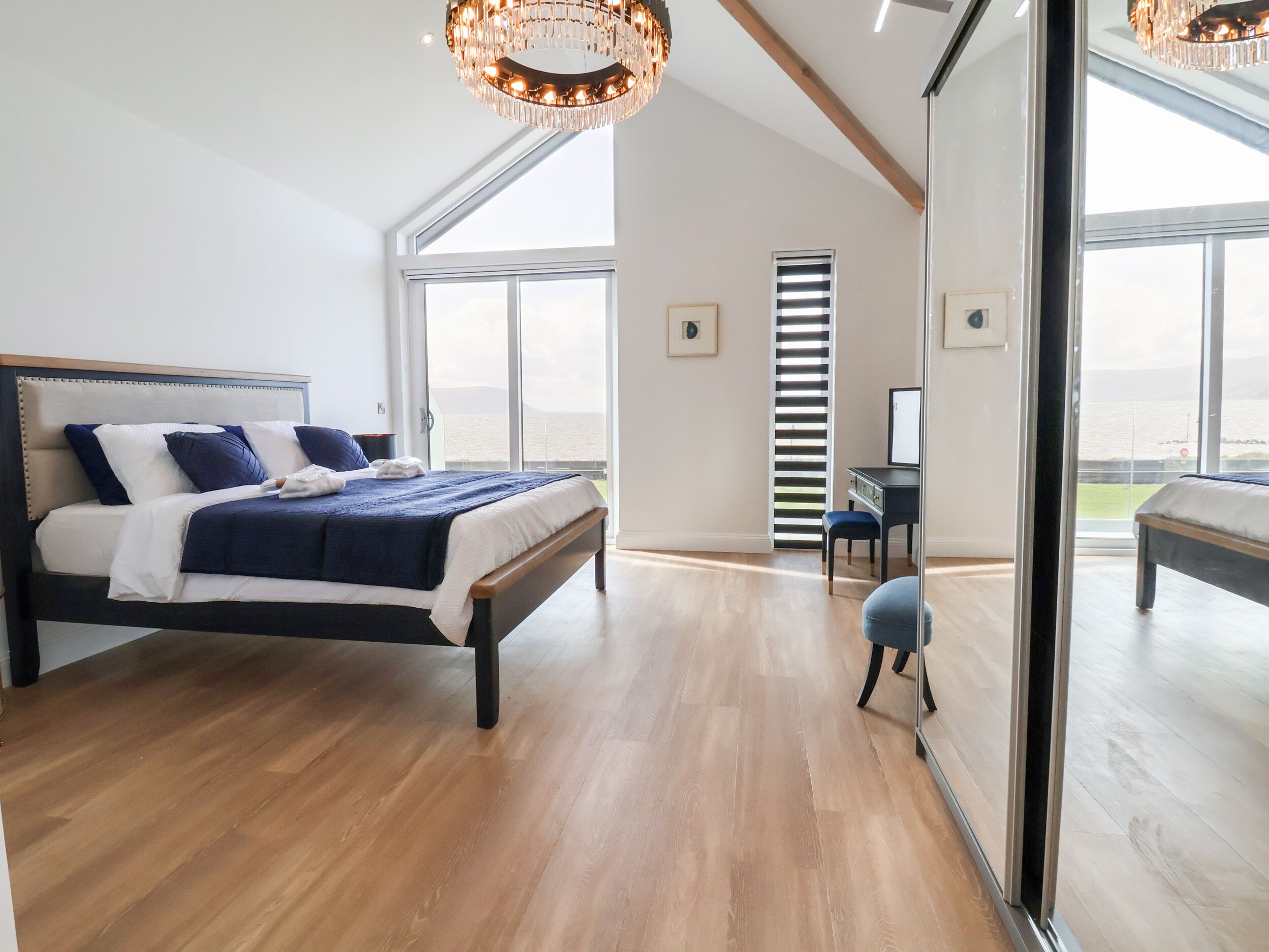 5 quartos, individualmente decorados, individualmente mobiliados