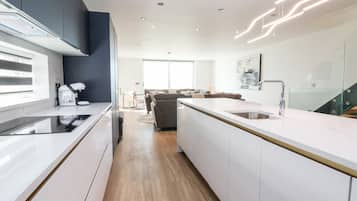 Refrigerador, lavavajillas, tetera/pava eléctrica, tostadora