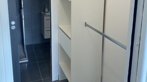 A modern bathroom with a shower, a toilet, and a sink. - Appartement 2 Pièces Porto Vecchio (Porto-Vecchio)