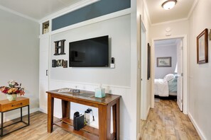 1 bedroom, internet, bed sheets - Near Parks & Lakes: Pet-Friendly Winnie Cottage (Winnie)