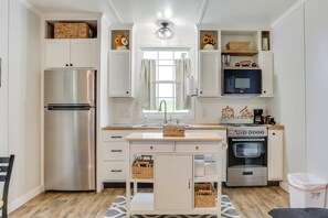 Kjøleskap, mikrobølgeovn, kokeplater og kaffetrakter/tekoker