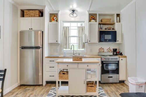 Near Parks & Lakes: Pet-Friendly Winnie Cottage