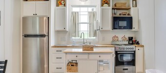 Near Parks & Lakes: Pet-Friendly Winnie Cottage